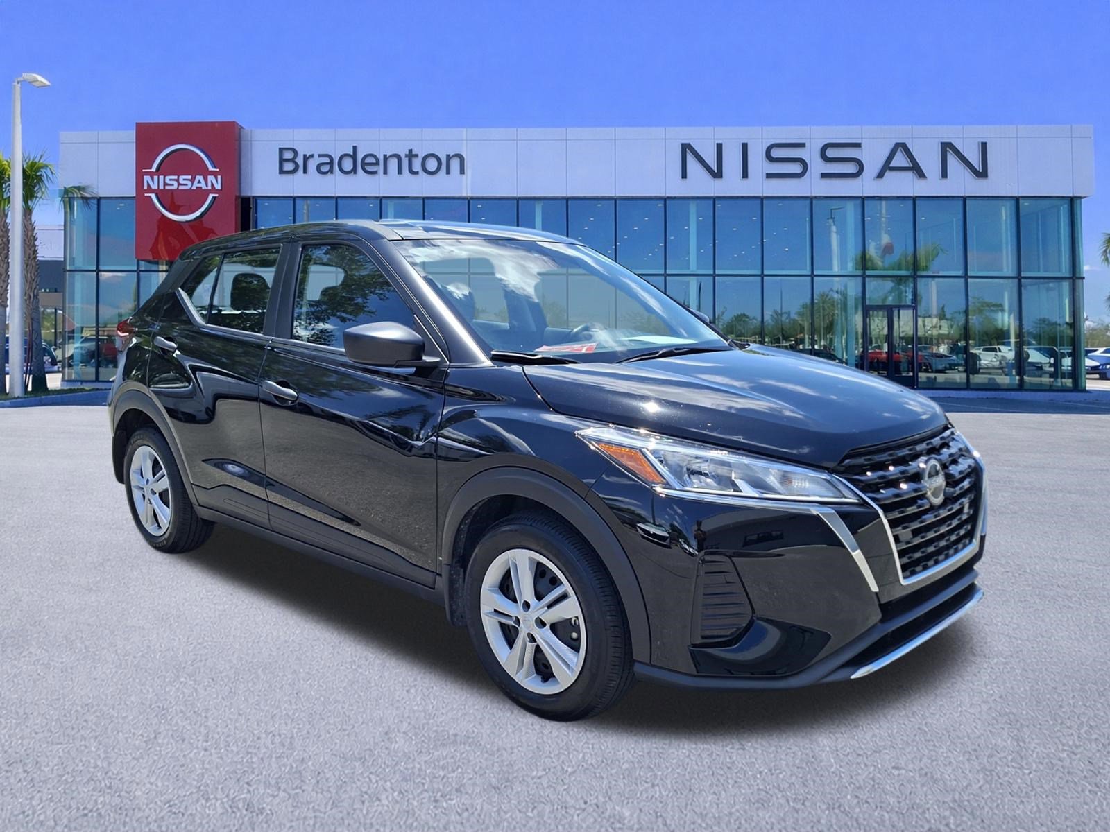 Used 2025 Nissan Kicks Play S FWD image 3