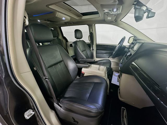 Used 2016 Chrysler Town & Country Touring-L image 33
