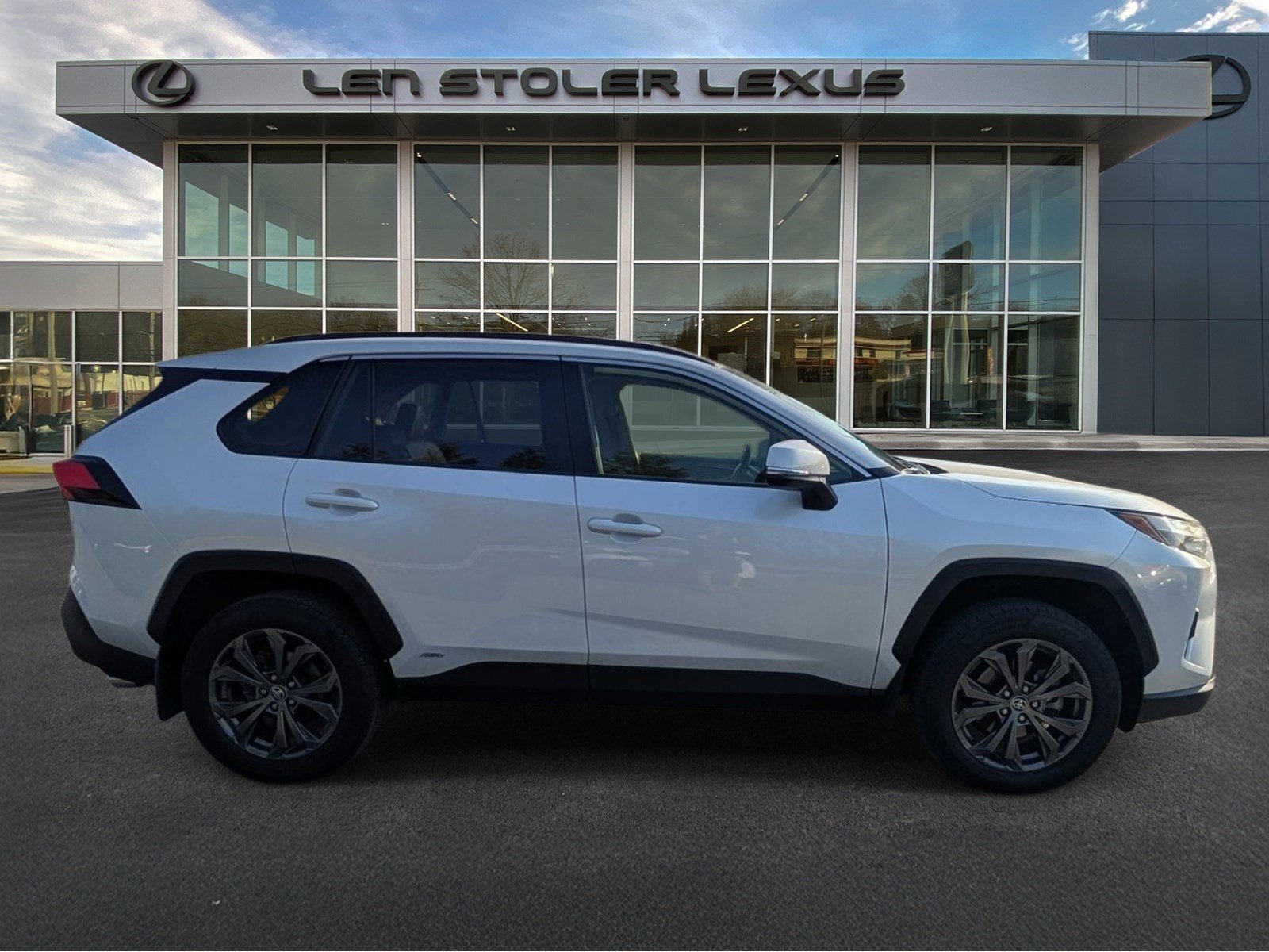 Used 2023 Toyota RAV4 XLE Premium AWD/4WD image 2