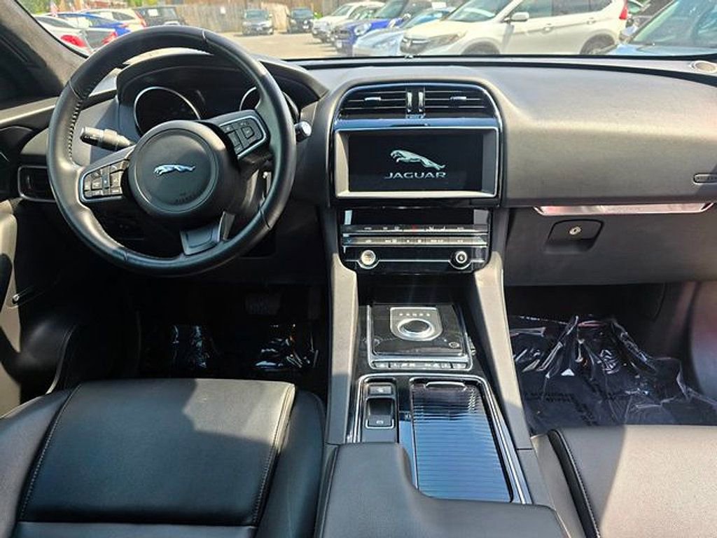 Used 2020 Jaguar F-PACE Premium image 9