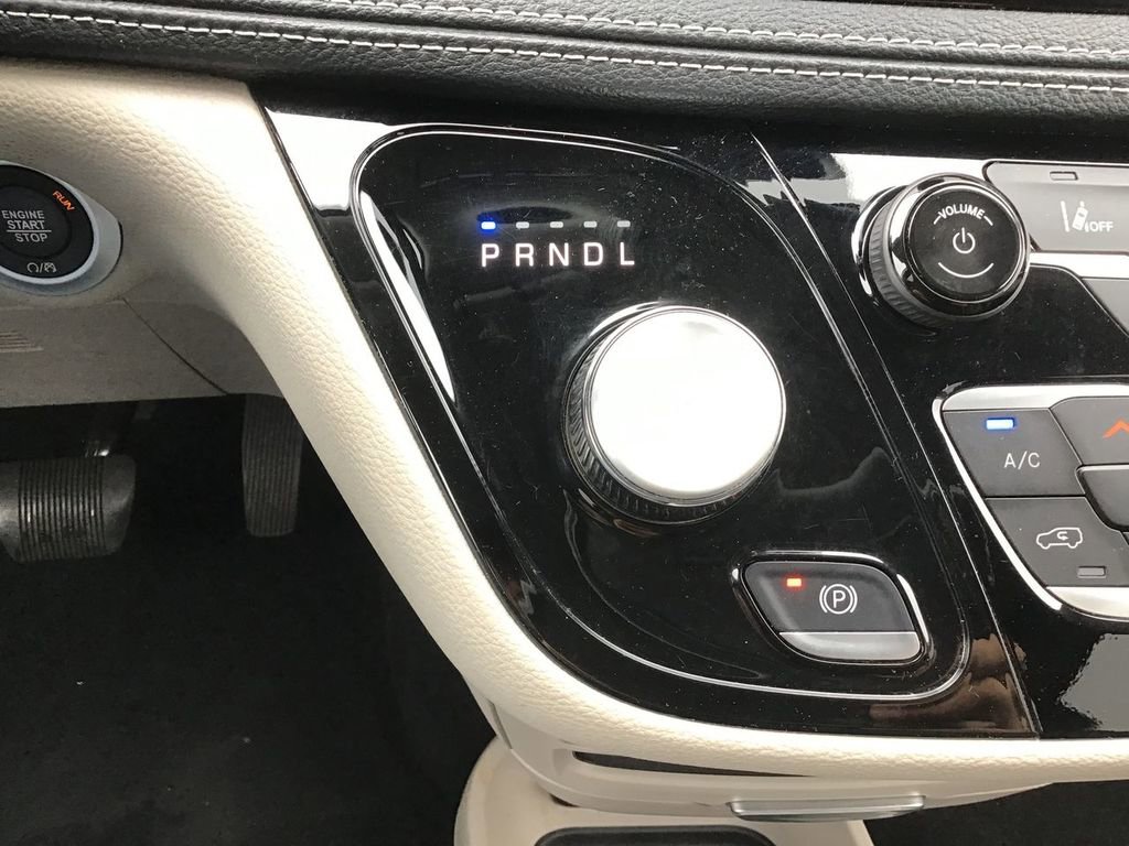 Used 2024 Chrysler Pacifica Select image 15