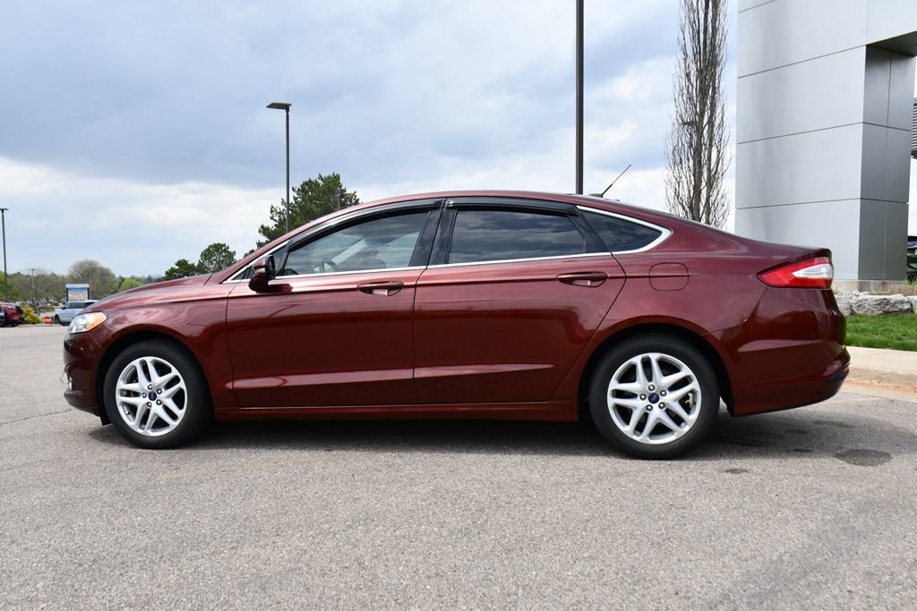 Used 2016 Ford Fusion SE w/ Equipment Group 202A FWD image 3