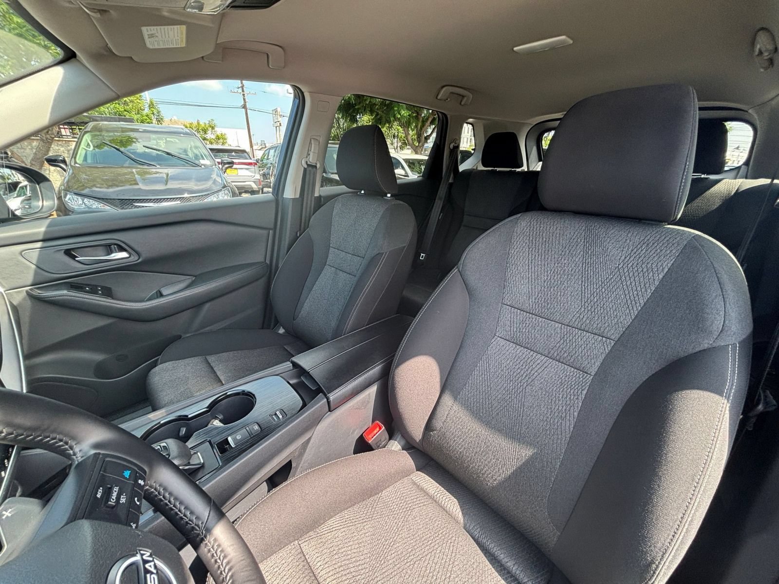 Used 2025 Nissan Rogue SV FWD image 28