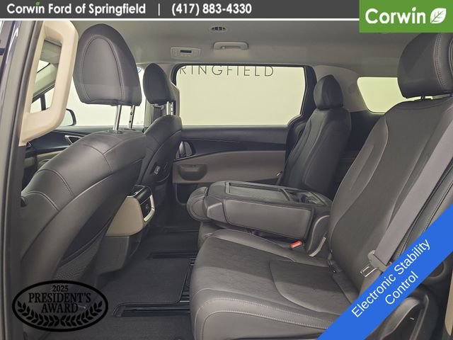 Used 2025 Kia Carnival FWD image 17