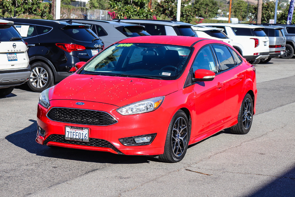 Used 2016 Ford Focus SE w/ SE Sport Package FWD image 3