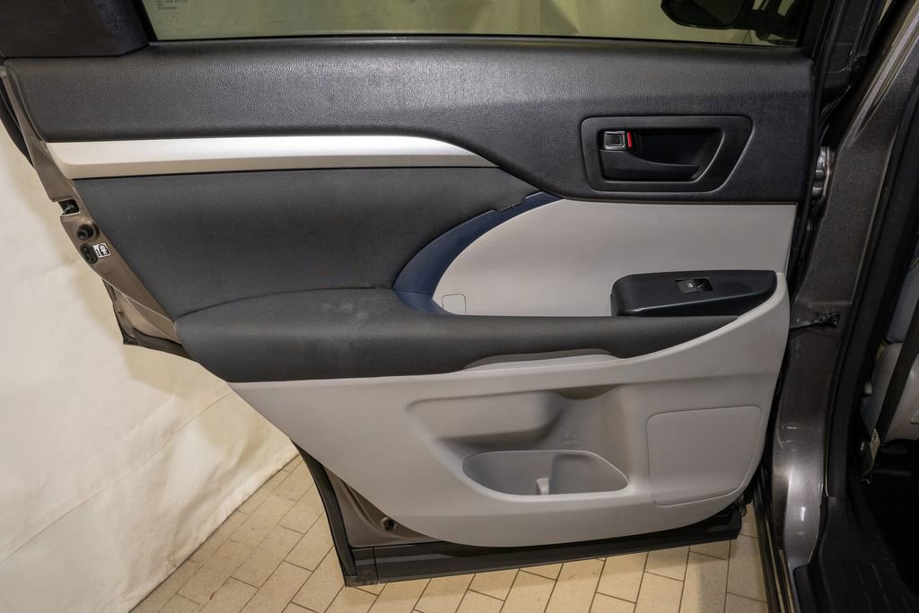 Used 2017 Toyota Highlander LE image 10