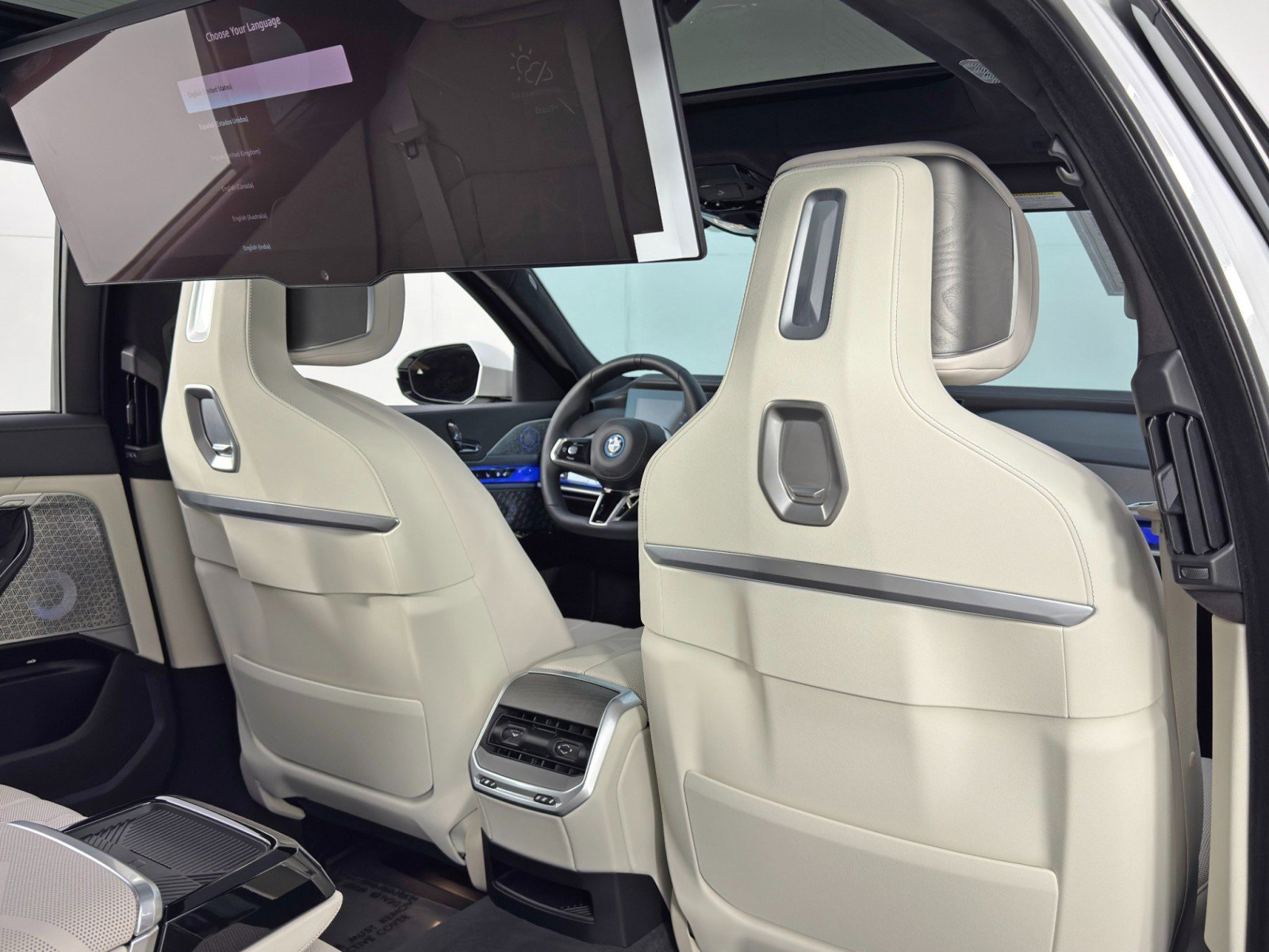 Used 2023 BMW i7 xDrive60 w/ Executive Package 2 image 51