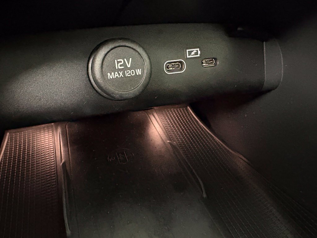 Used 2024 Volvo XC40 B5 Core AWD/4WD image 33