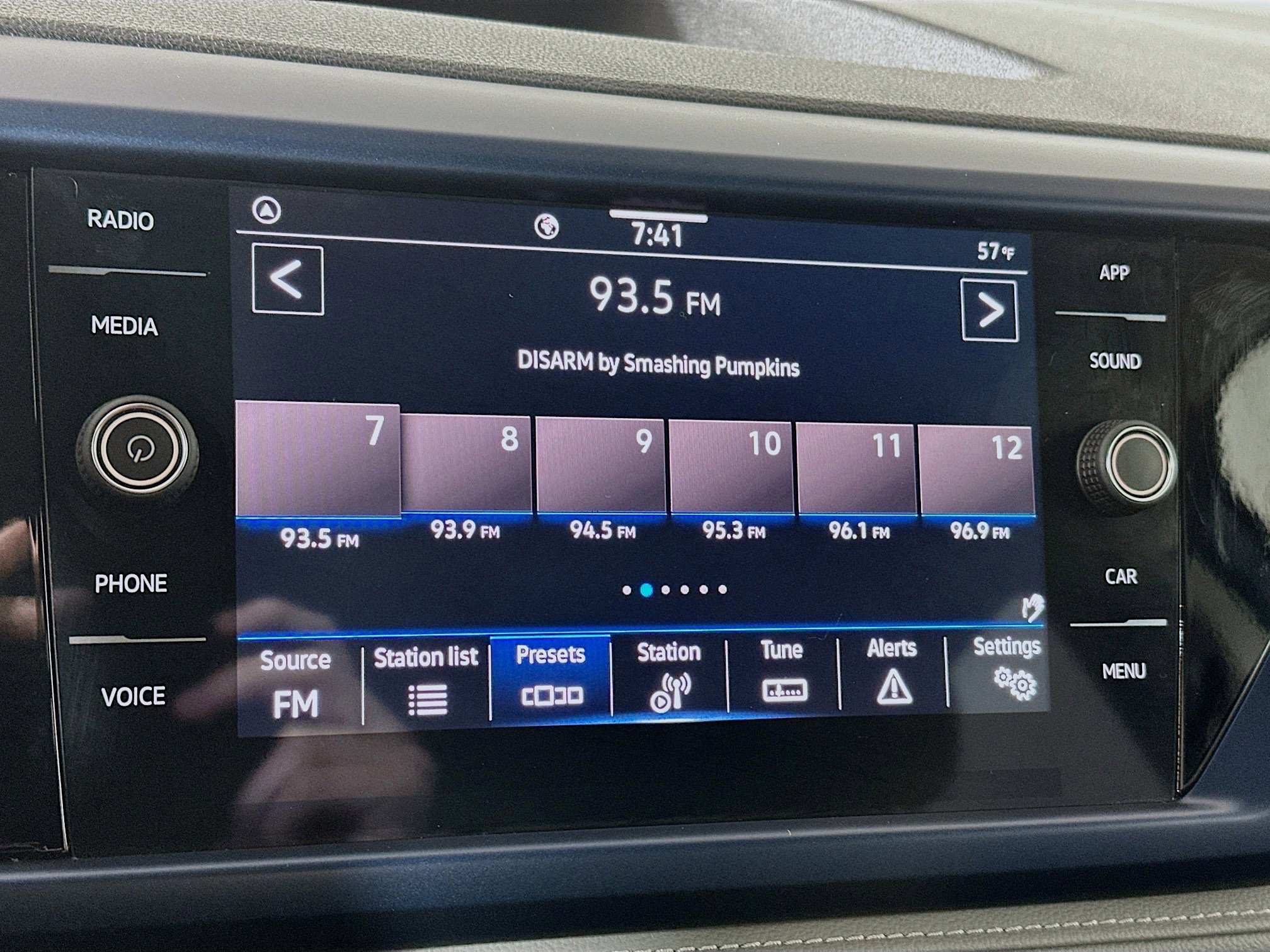 Used 2024 Volkswagen Taos SE image 14