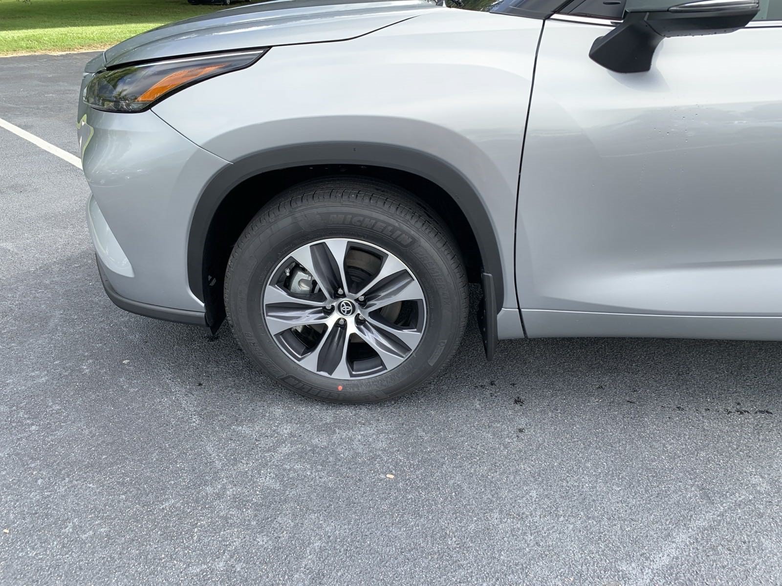 New 2024 Toyota Highlander XLE FWD image 9