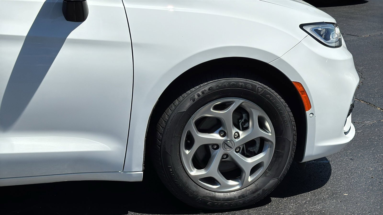 Certified 2024 Chrysler Pacifica Limited FWD image 12