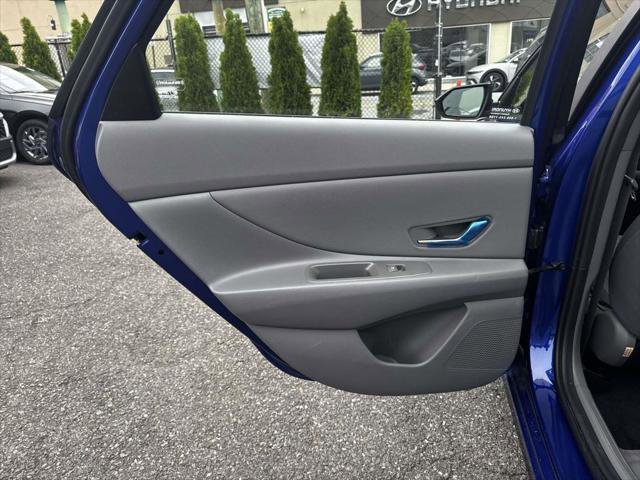 Used 2023 Hyundai Elantra SEL w/ Convenience Package FWD image 10