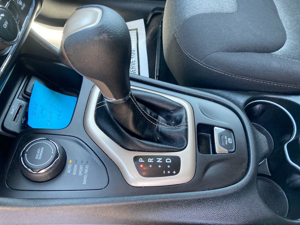 Used 2018 Jeep Cherokee Latitude AWD/4WD image 32