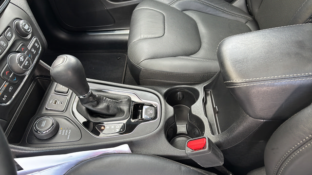 Used 2019 Jeep Cherokee Limited AWD/4WD image 19