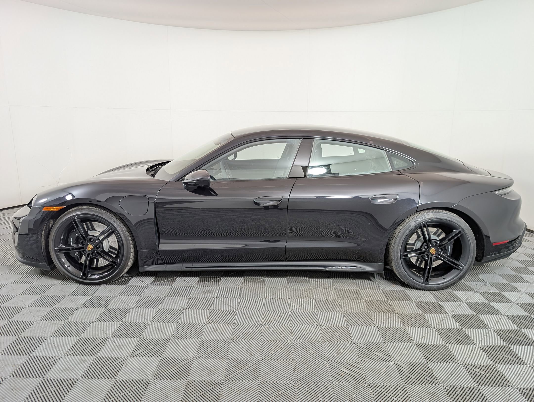 Certified 2024 Porsche Taycan GTS image 2