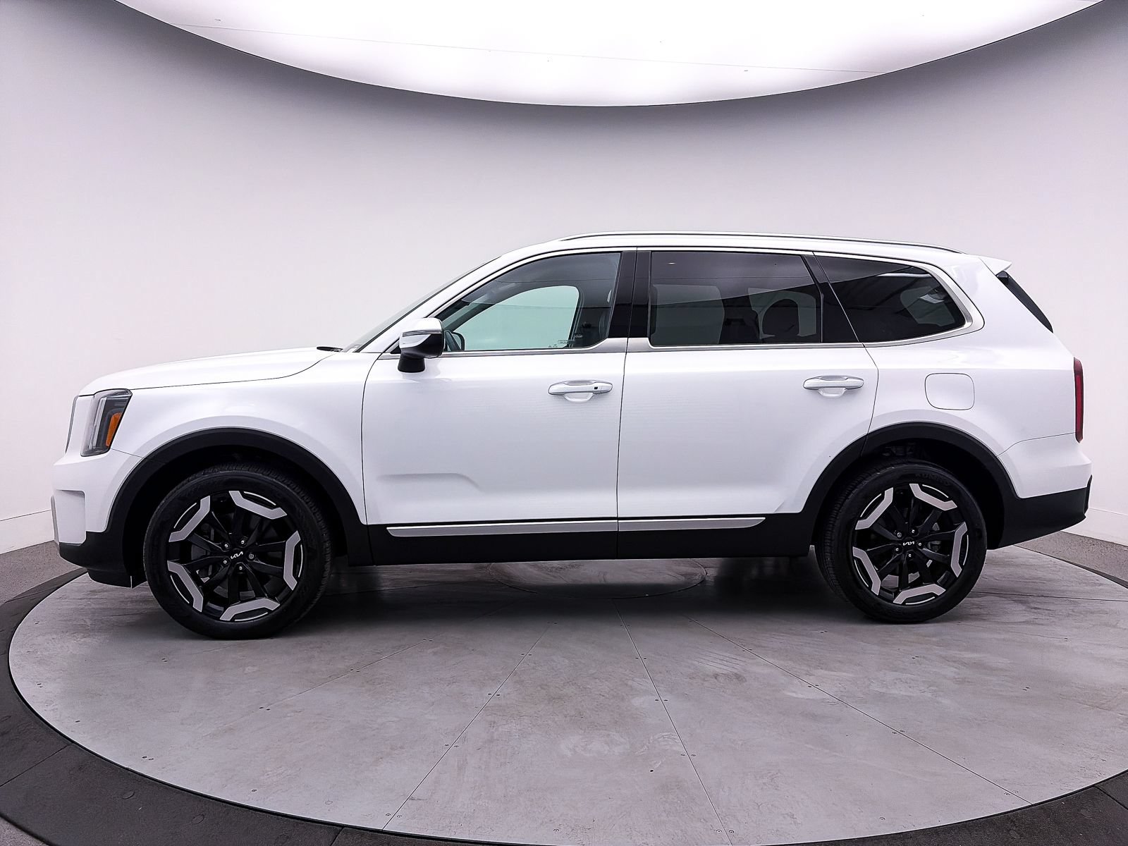 Used 2024 Kia Telluride S FWD image 43