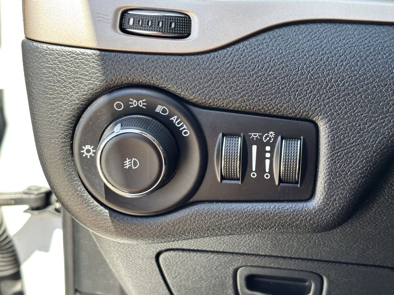 Used 2017 Jeep Cherokee Latitude w/ Comfort & Sound Group FWD image 29