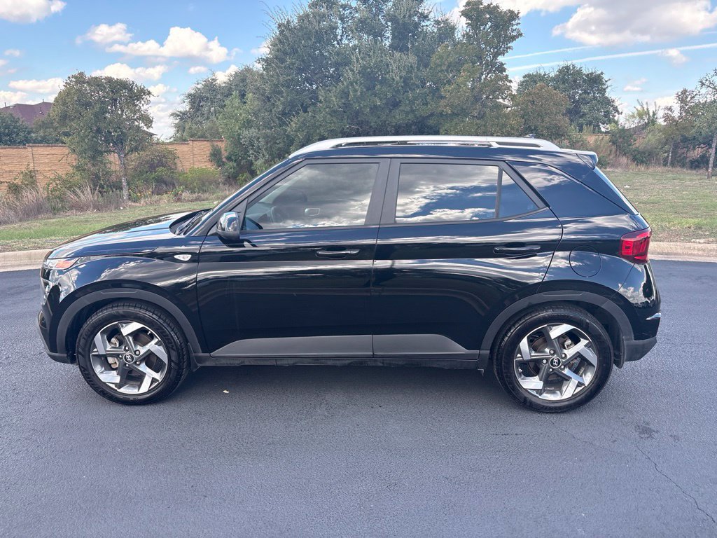 Used 2022 Hyundai Venue SEL FWD image 2