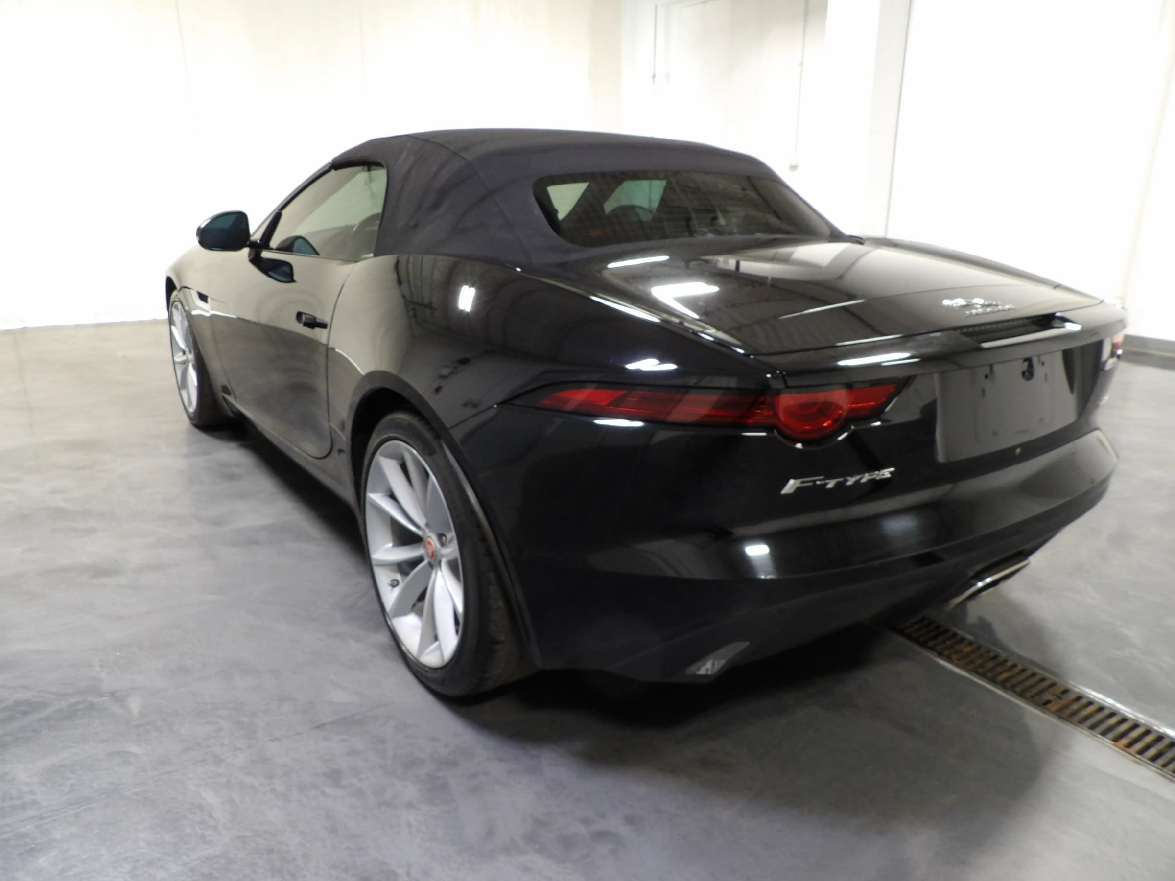 Used 2020 Jaguar F-TYPE Convertible RWD image 12