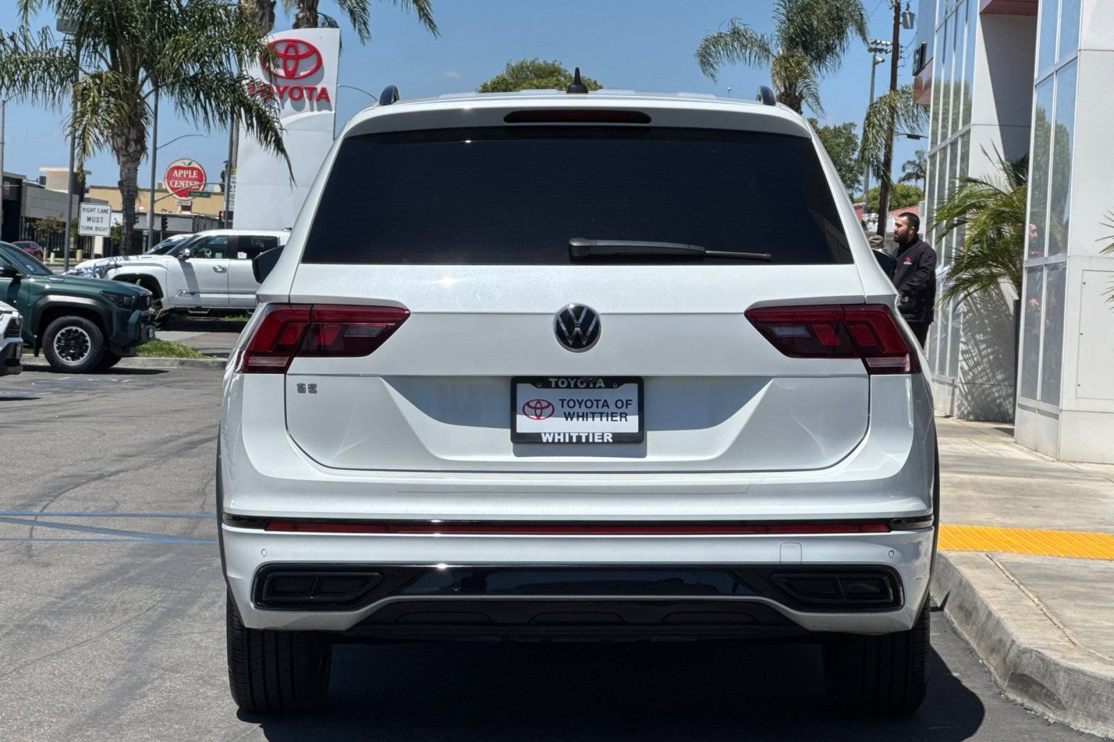 Used 2022 Volkswagen Tiguan SE R-Line FWD image 6