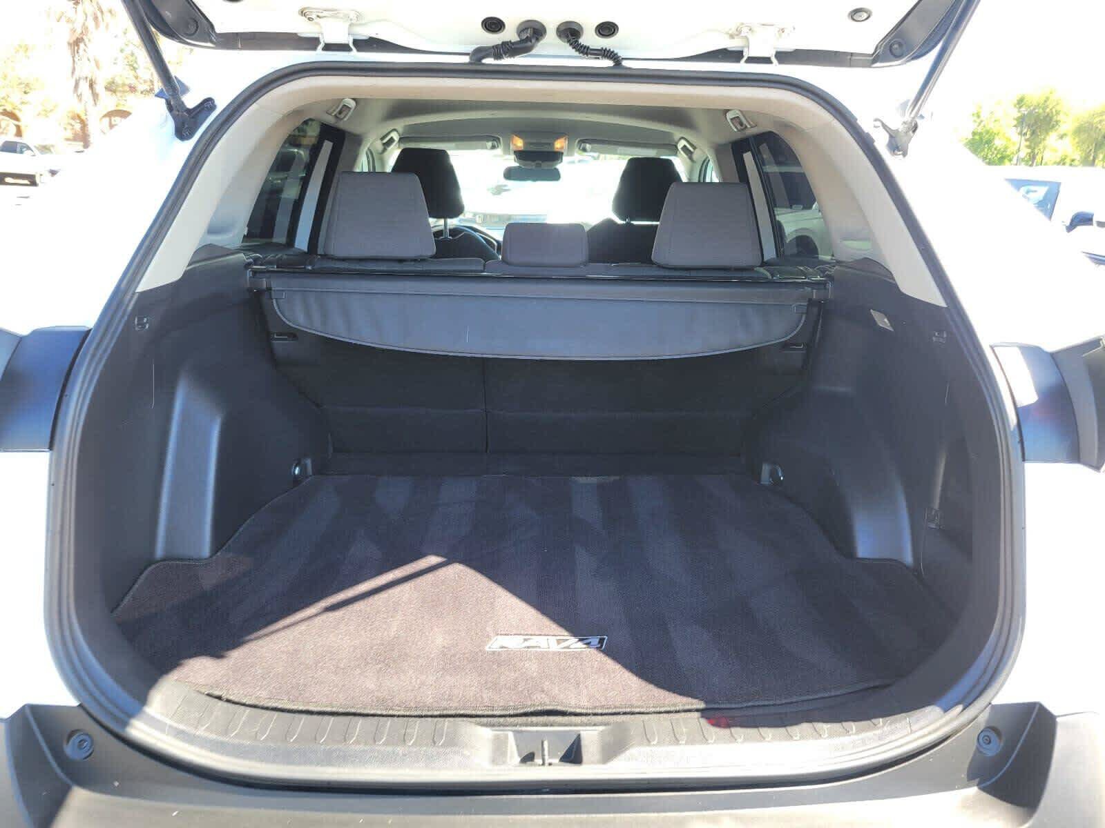 Used 2021 Toyota RAV4 XLE w/ Carpet Mat Package (TMS) FWD image 12