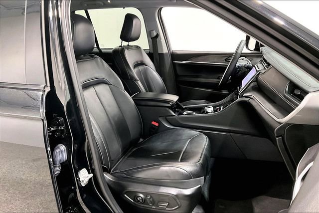 Used 2023 Jeep Grand Cherokee Limited w/ Luxury Tech Group II image 31