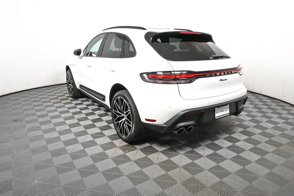 Certified 2026 Porsche Macan image 3