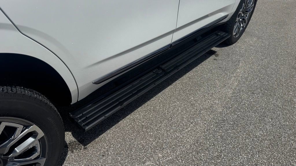 Used 2024 GMC Yukon Denali Ultimate w/ LPO, Floor Liner Package AWD/4WD image 13