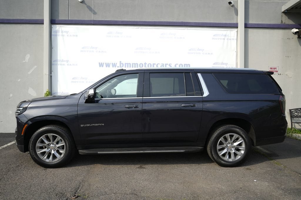 Used 2025 Chevrolet Suburban Premier AWD/4WD image 8