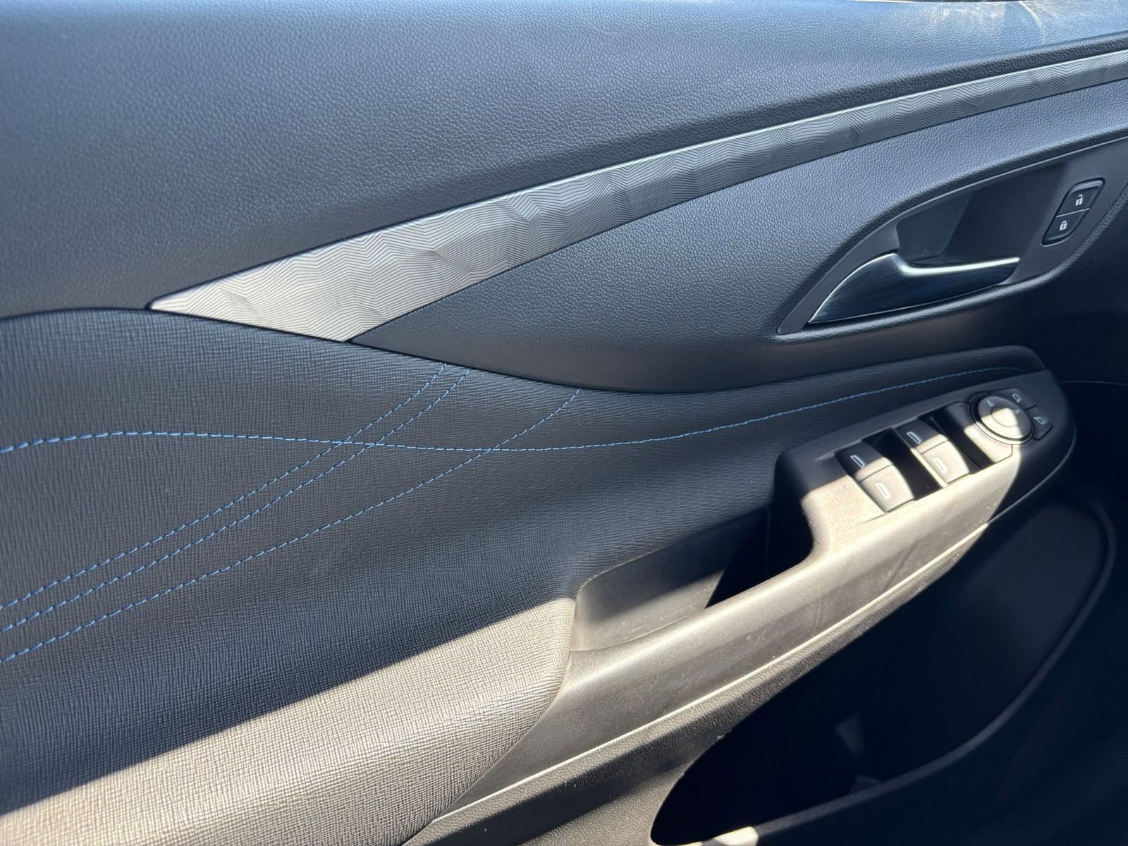 Used 2025 Buick Envista Sport Touring image 18