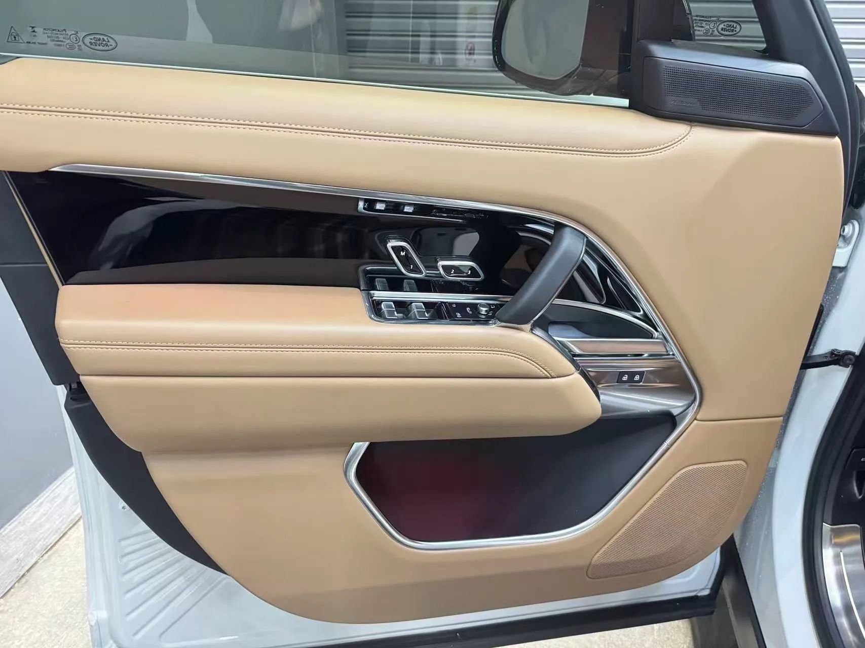 Used 2025 Land Rover Range Rover Long Wheelbase SE image 10