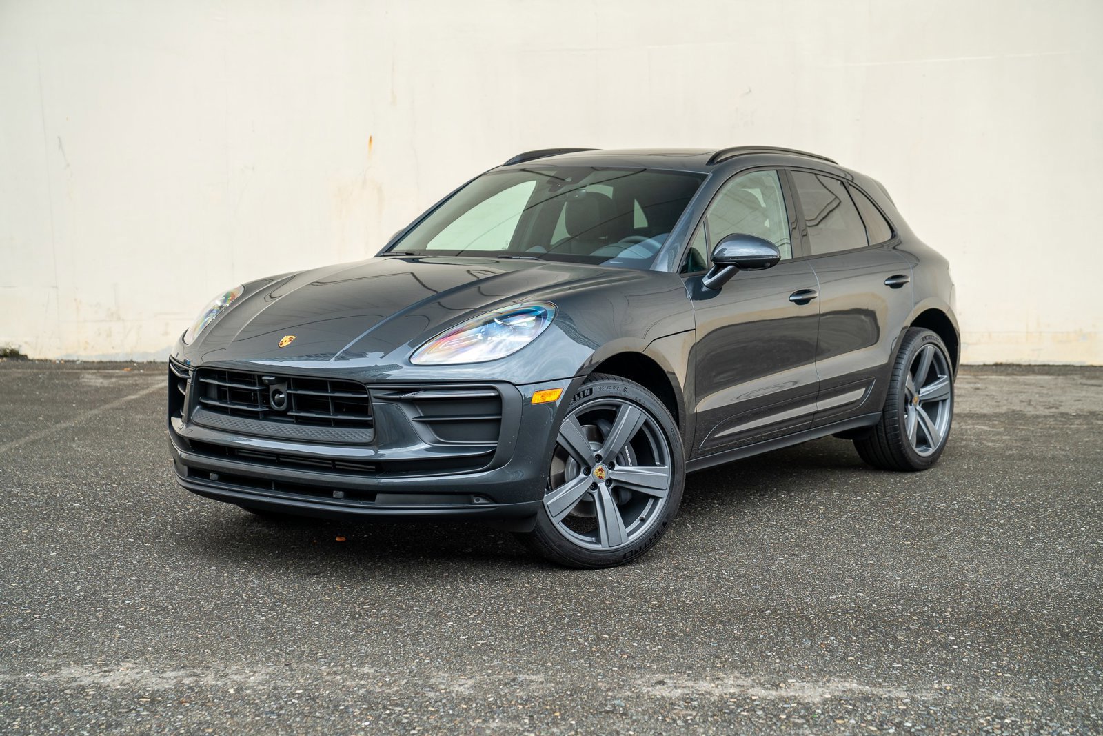 Certified 2025 Porsche Macan AWD/4WD image 1