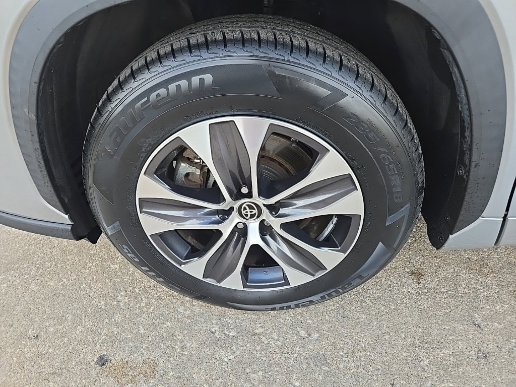 Used 2021 Toyota Highlander XLE image 24