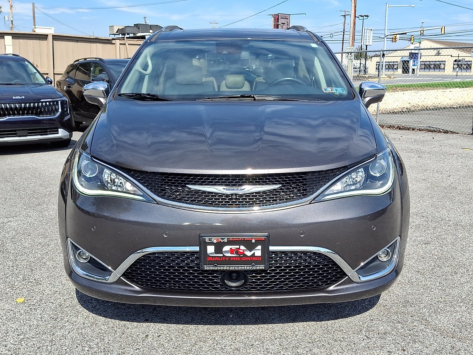 Used 2019 Chrysler Pacifica Limited w/ Advanced Safetytec Group FWD image 2