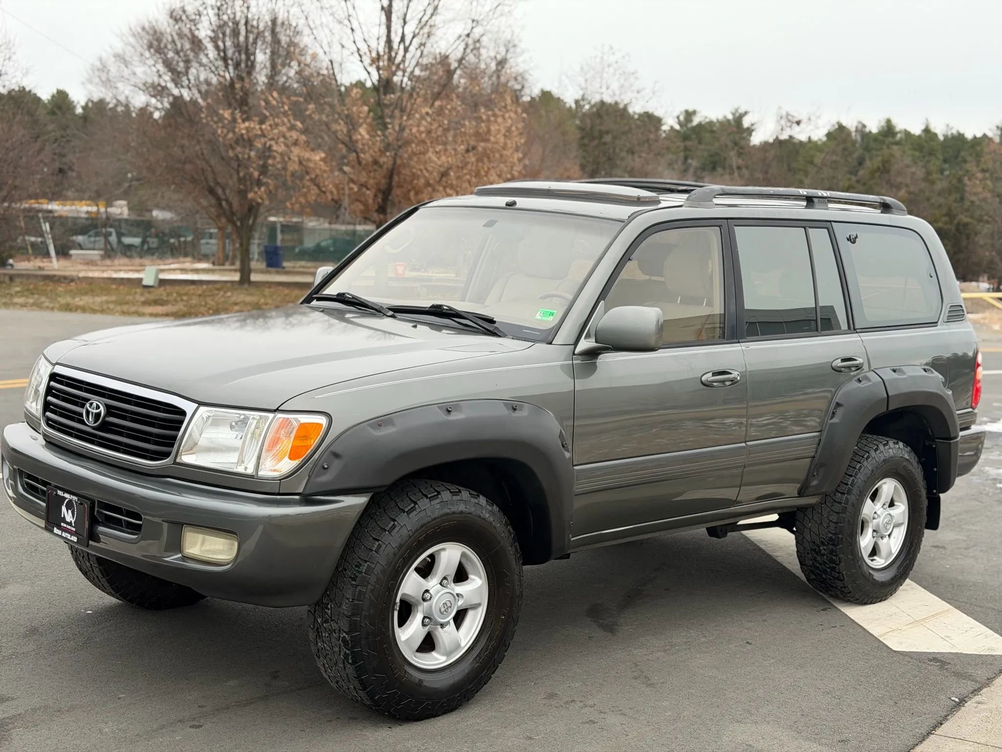 Used 2000 Toyota Land Cruiser Sport Utility 4D image 4