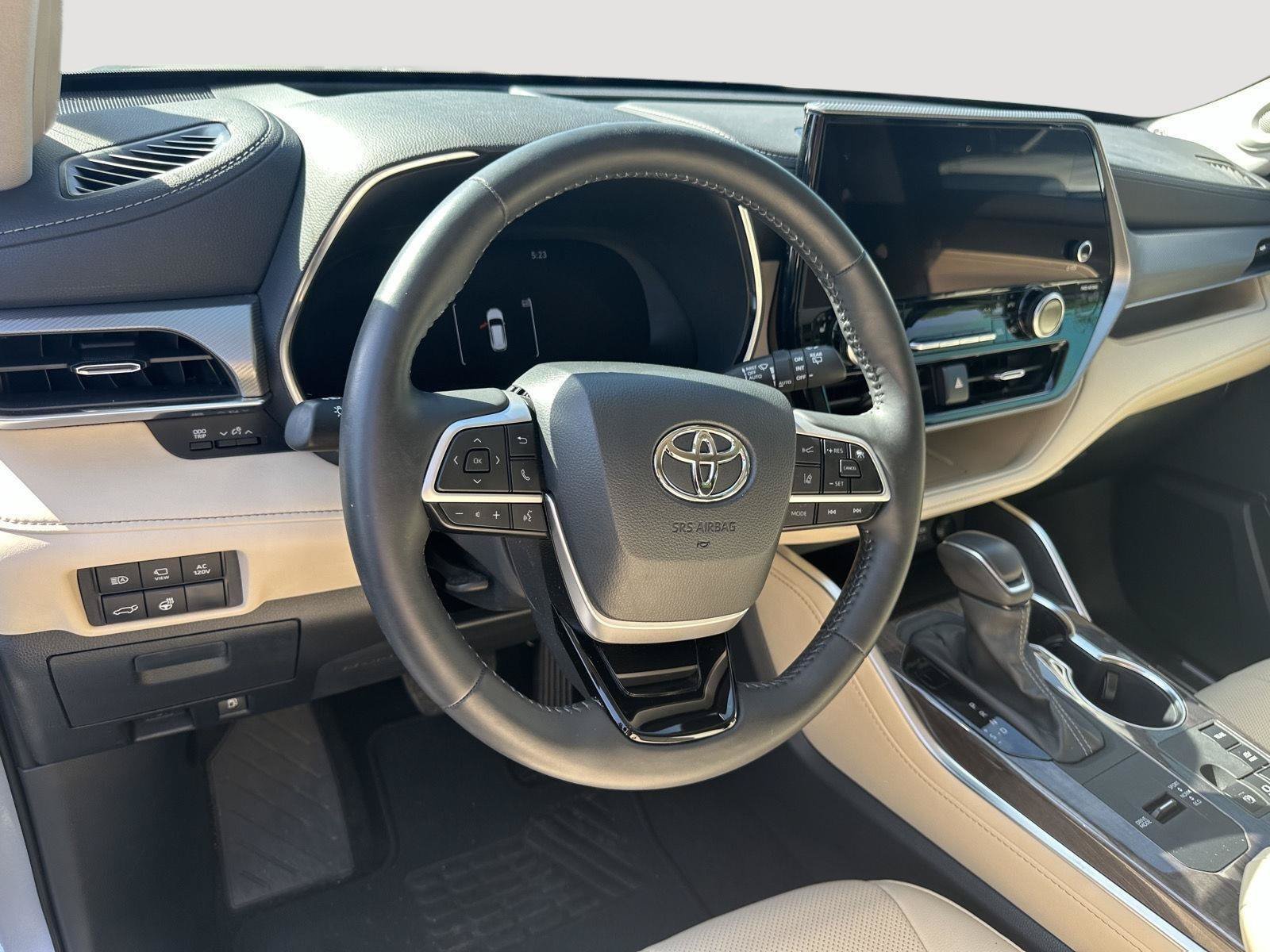 Certified 2024 Toyota Highlander Platinum AWD/4WD image 10
