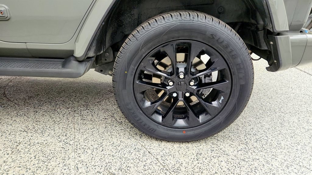 Used 2022 Jeep Wrangler Unlimited Sahara AWD/4WD image 9