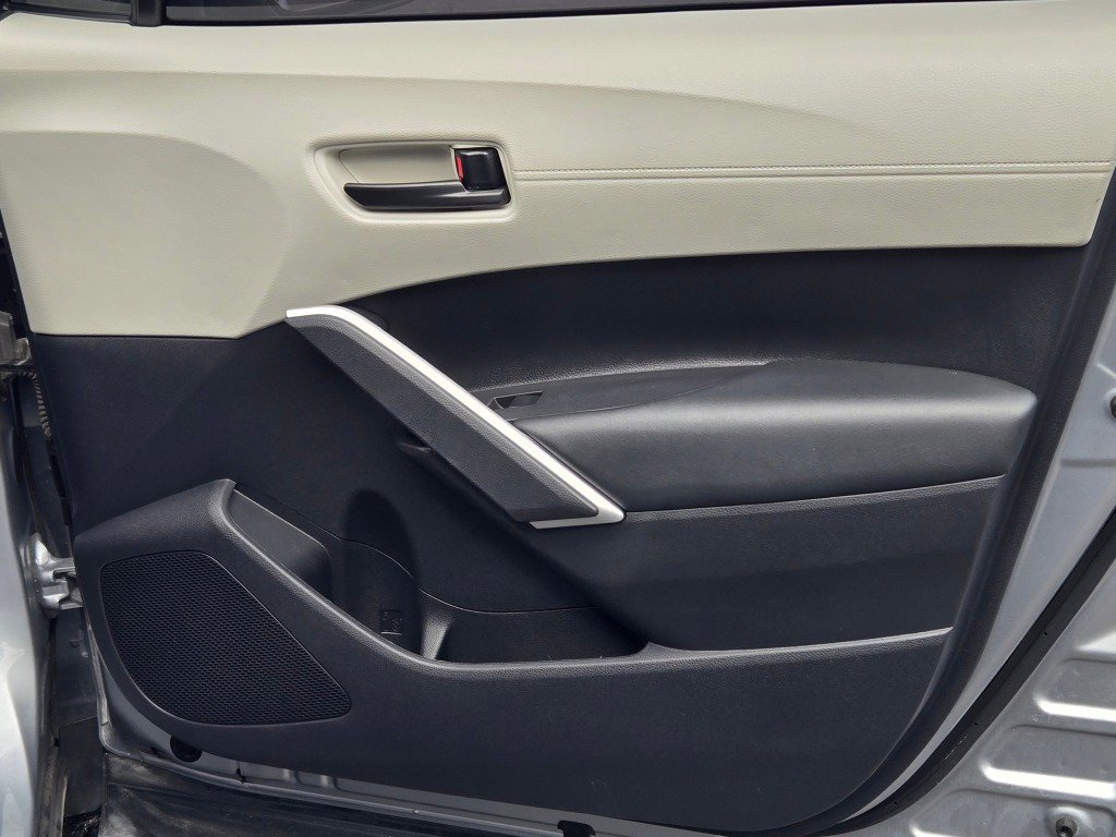 Used 2024 Toyota Corolla Cross L image 5