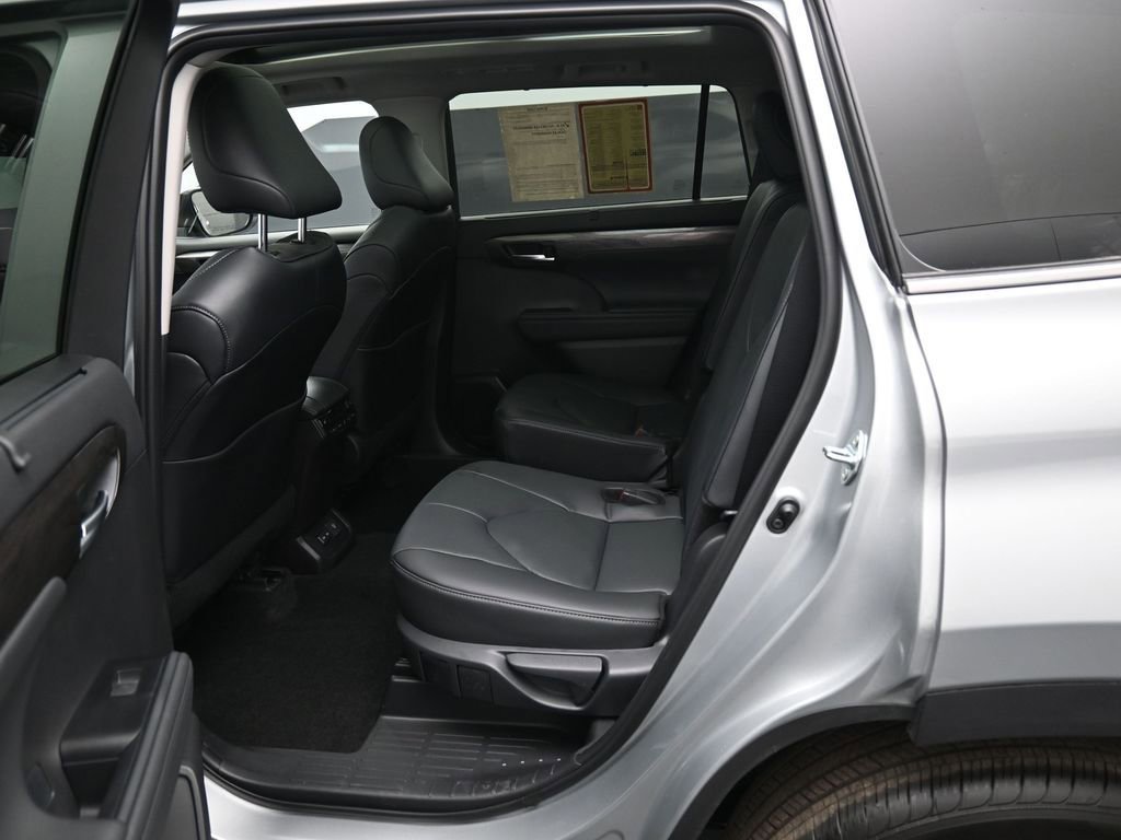 Certified 2025 Toyota Highlander Platinum image 33