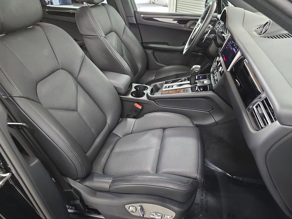 Certified 2025 Porsche Macan image 27