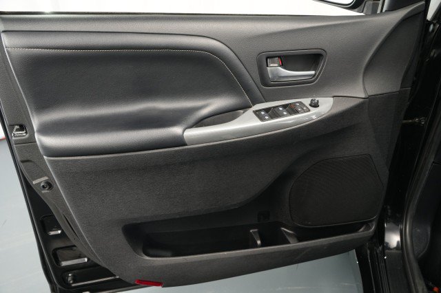 Used 2020 Toyota Sienna SE FWD image 32
