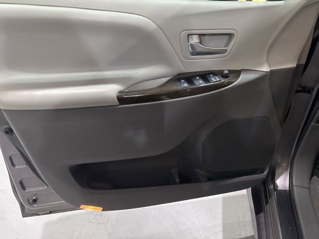 Used 2019 Toyota Sienna XLE image 11