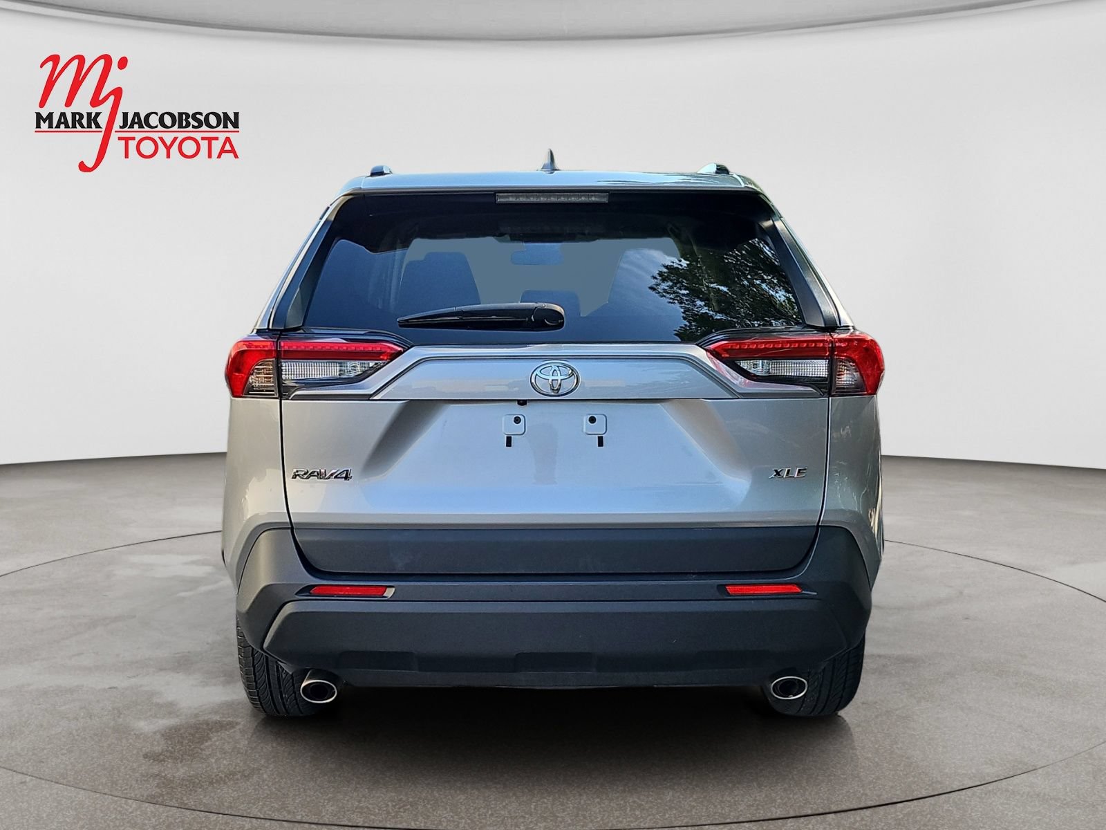 Used 2024 Toyota RAV4 XLE FWD image 11
