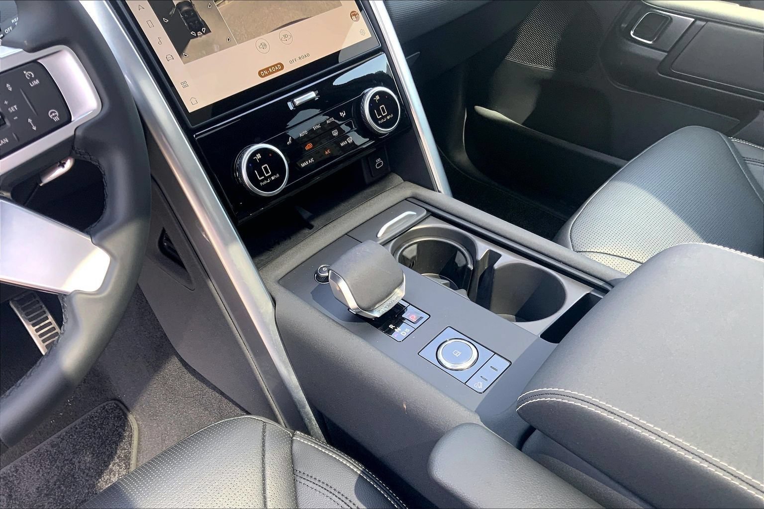 Certified 2025 Land Rover Discovery Dynamic SE AWD/4WD image 16