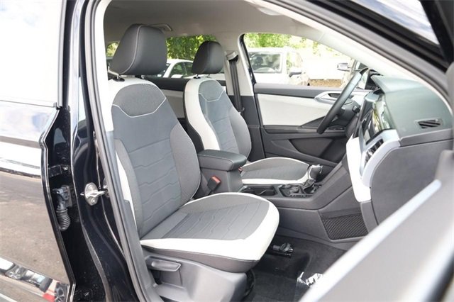 New 2025 Volkswagen Taos SE image 24
