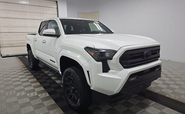 Used 2025 Toyota Tacoma SR5 AWD/4WD image 2