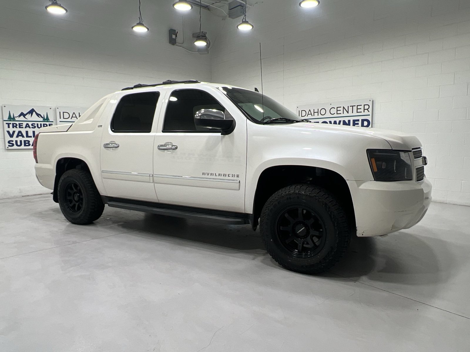 Used 2011 Chevrolet Avalanche LTZ RWD image 2