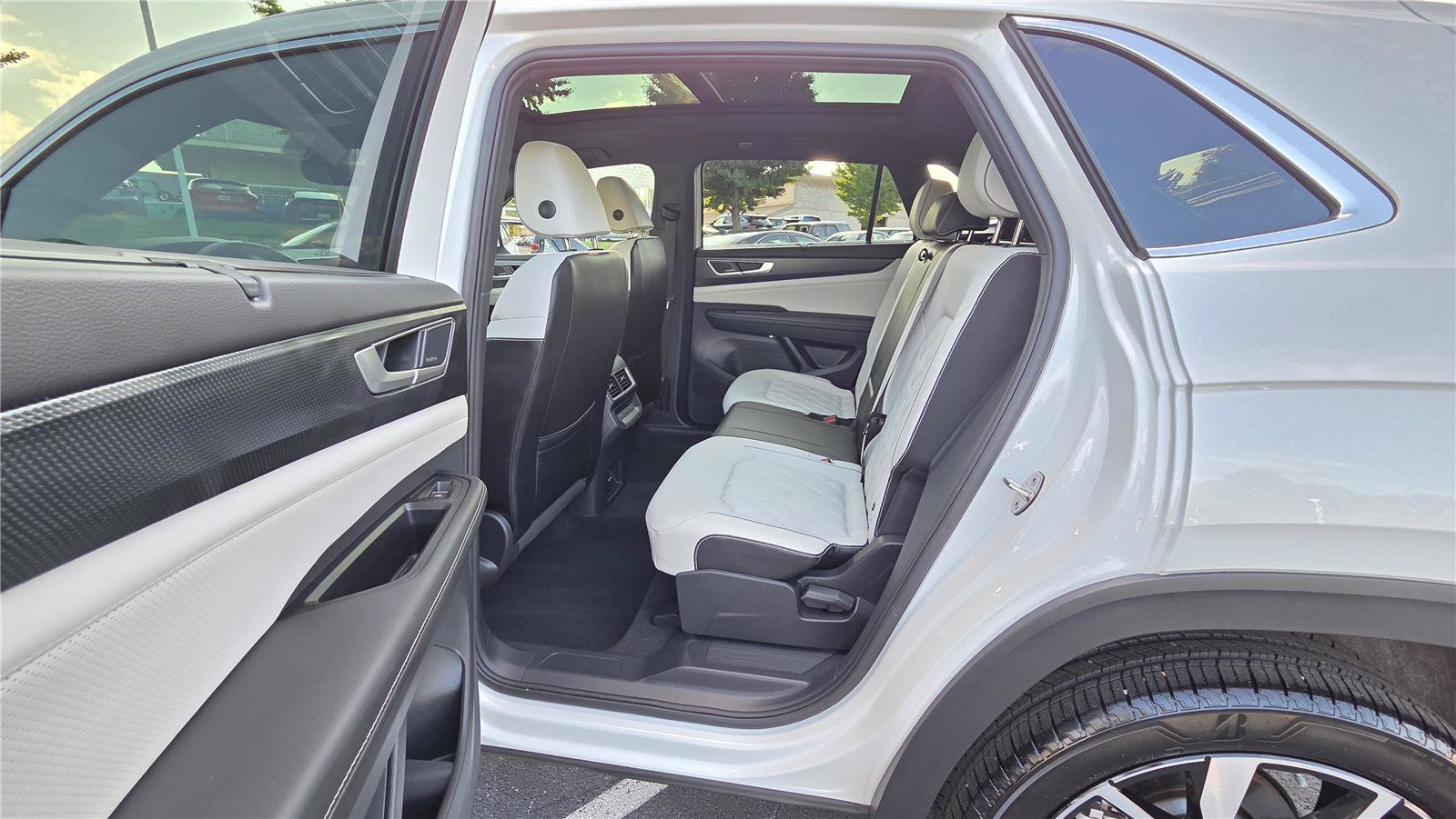 Certified 2024 Volkswagen Atlas Cross Sport SEL Premium R-Line AWD/4WD image 29
