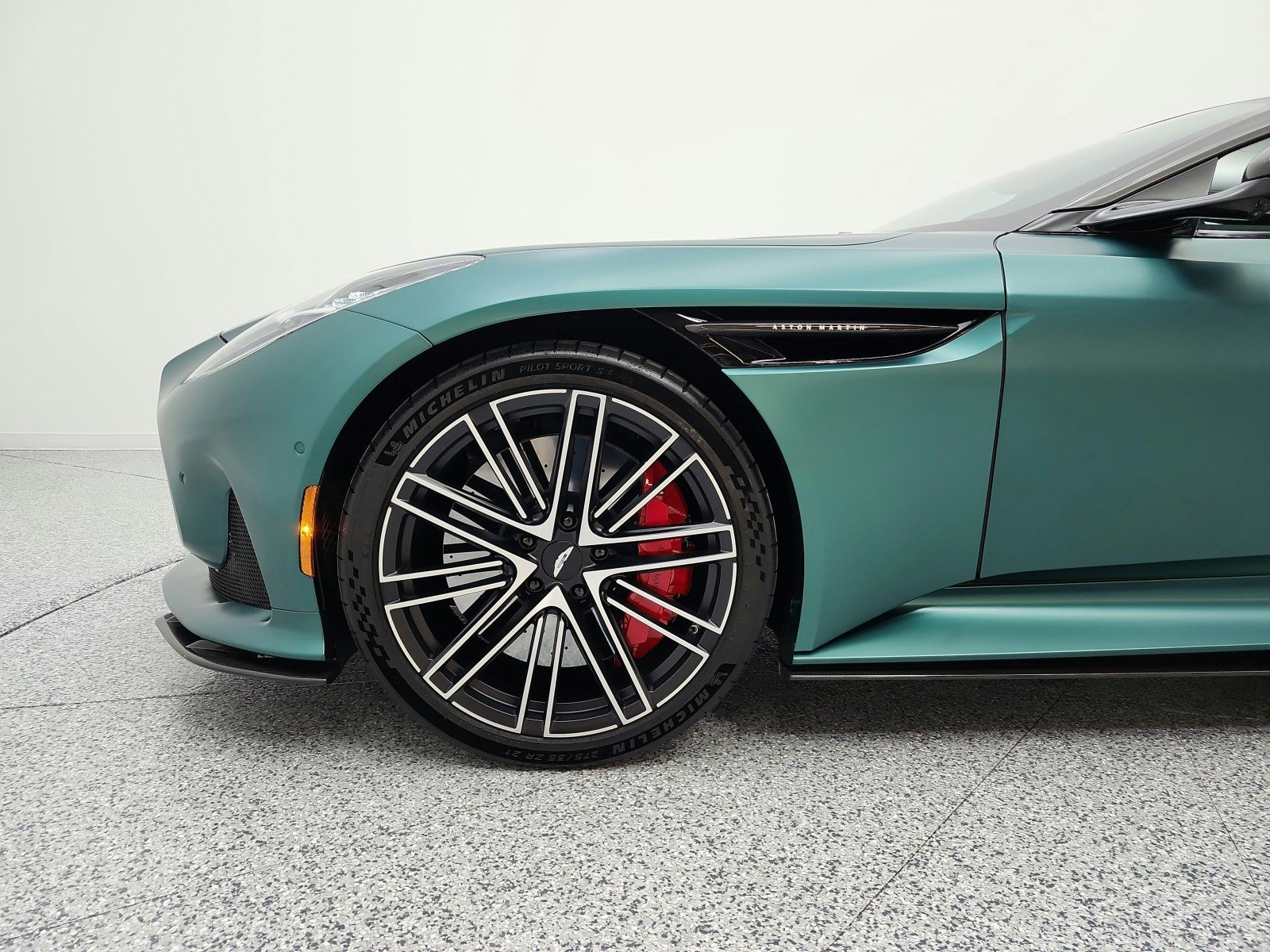 Used 2024 Aston Martin DB12 Coupe RWD image 21
