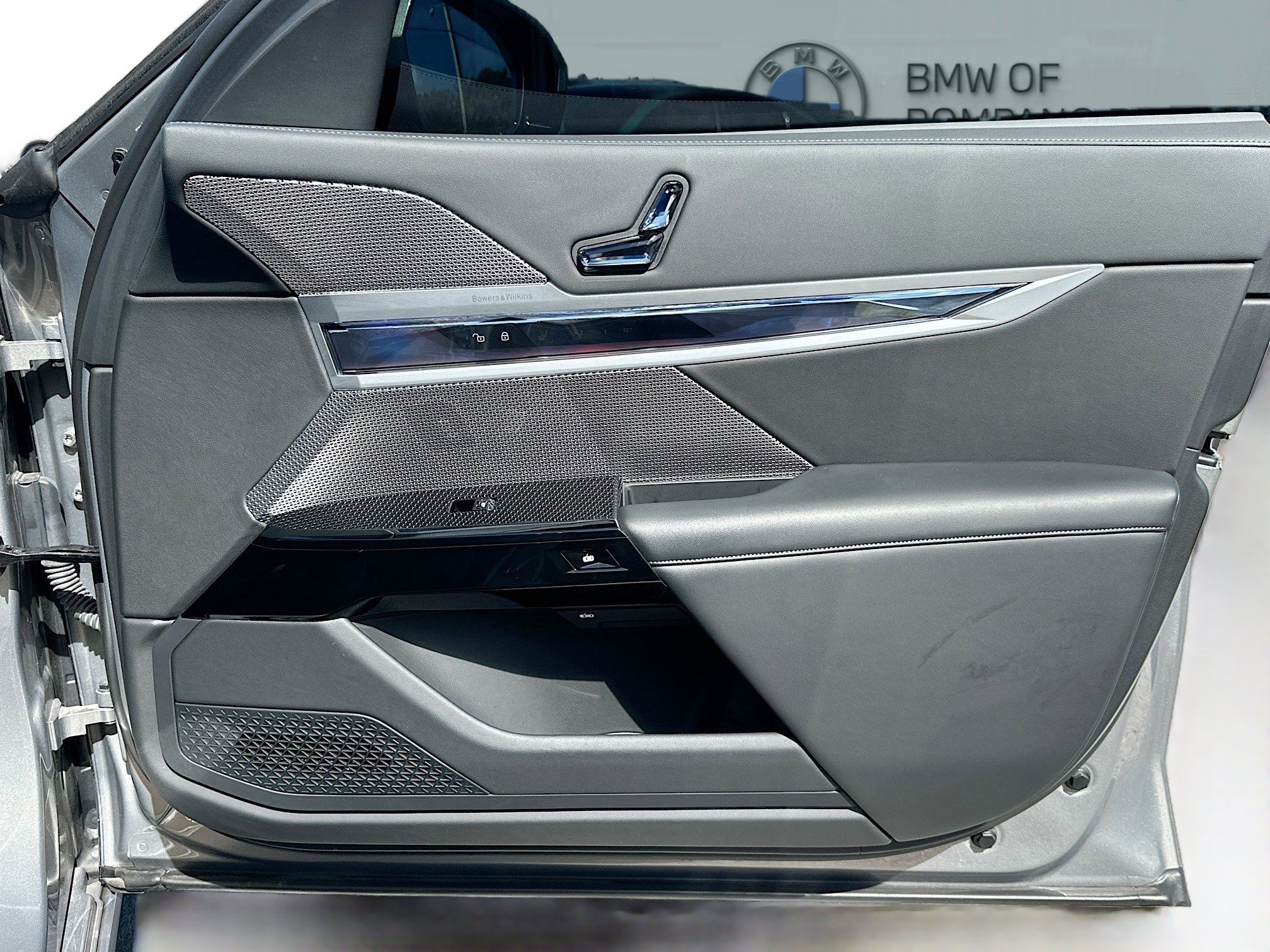 Used 2023 BMW 740i w/ Parking Assistance Package image 35